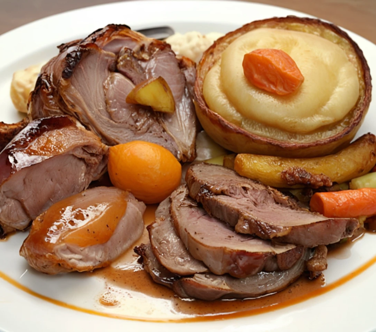 "Roast tradicional con carne asada jugosa, papas doradas y verduras al horno, servido en un plato rústico."