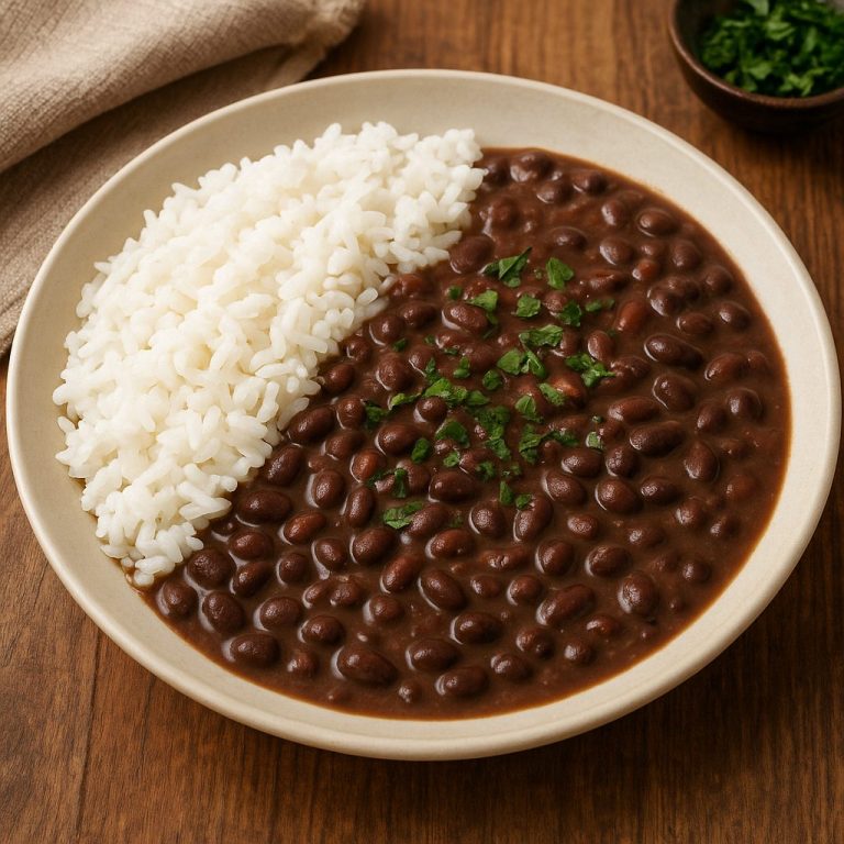"Plato de feijão brasileño servido con arroz blanco y decorado con perejil fresco."