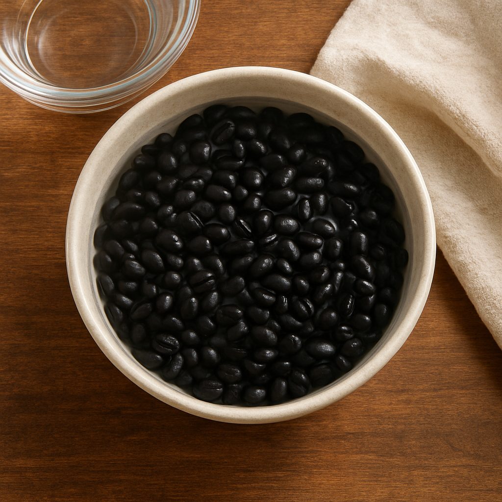 "Frijoles negros en remojo dentro de un bol con agua, listos para preparar feijão brasileño."